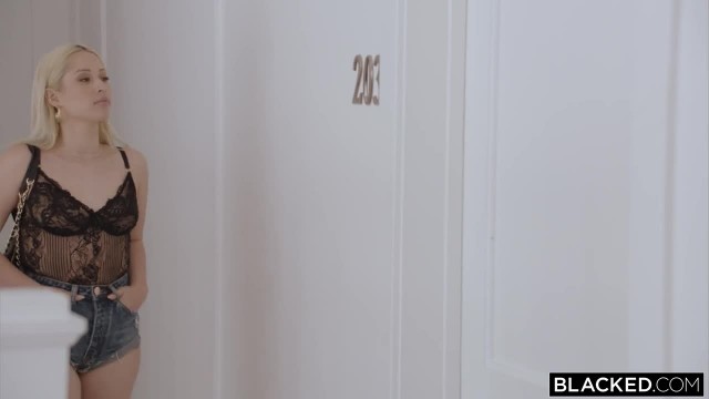 Блонда с черным членом в письке - #1