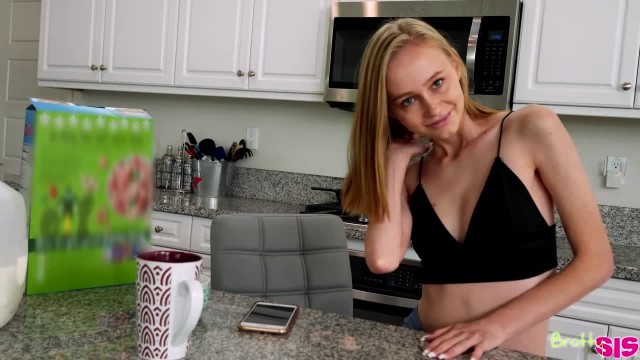 Худую девку посадили на член - #1