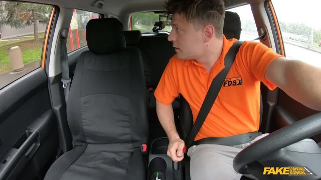 Жаркий отсос и секс в машине - #1