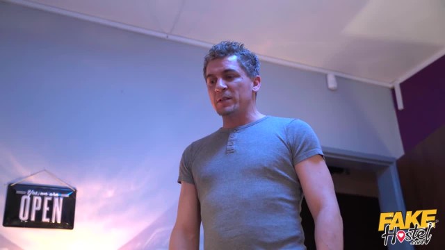 Зрелый мужик трахает студенток - #1